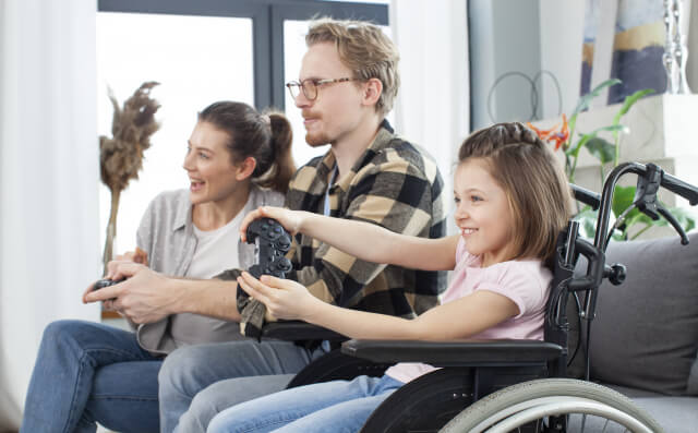 ゲームをする親子