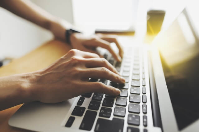 パソコンと女性の手