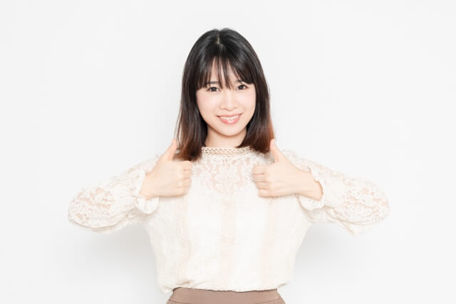 いいねのポーズをする女性