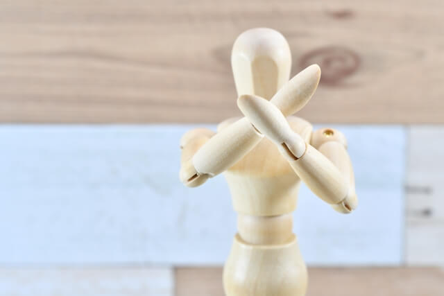 ばつを出す人形