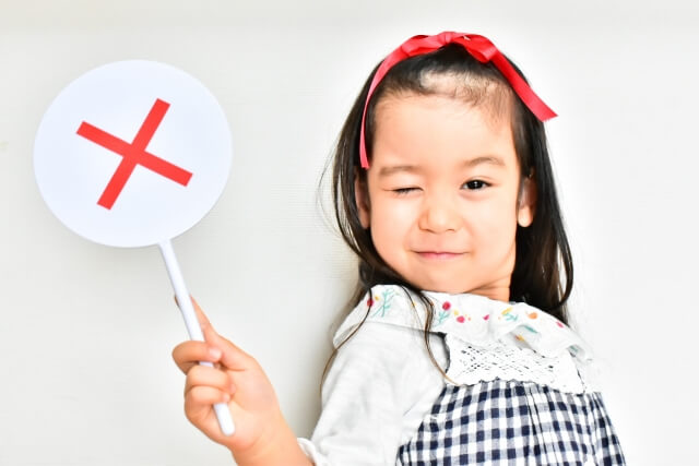 罰を出す女の子