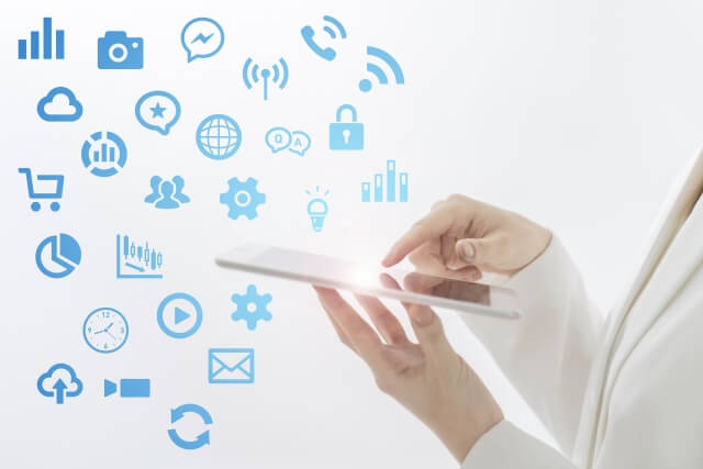 モバイル操作をする女性と機能