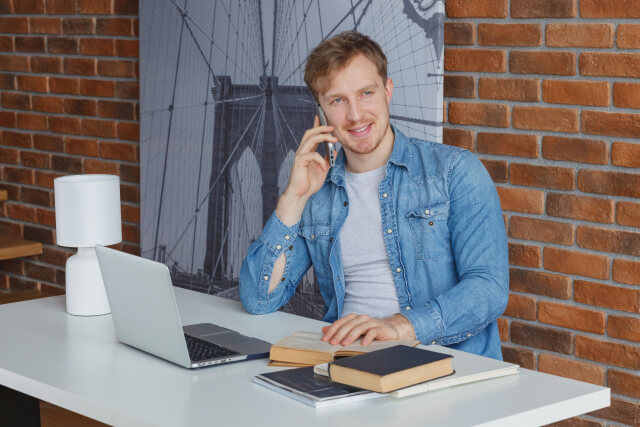 電話をしている男性