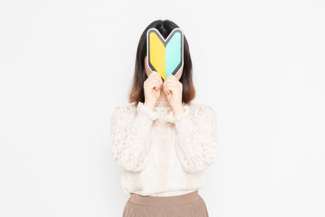 初心者マークを持つ女性