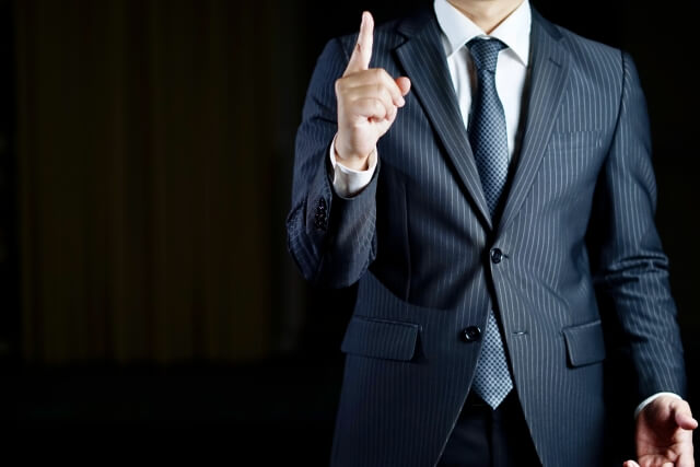スーツの男性